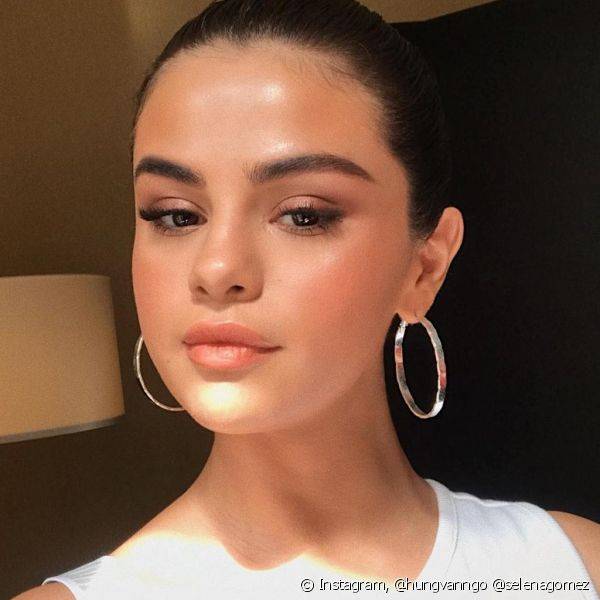 O look minimalista e perfeitamente iluminado ? o queridinho de Selena Gomez para o outono-inverno 2018 (Foto: Instagram @hungvanngo @selenagomez)